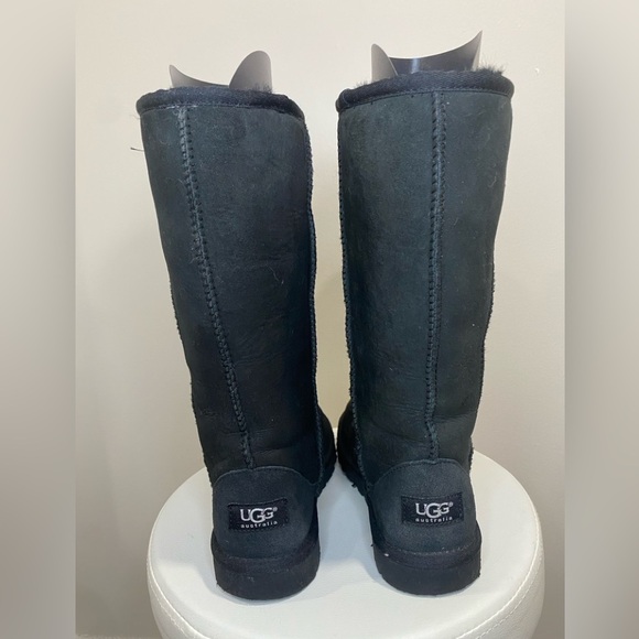UGG Classic II Tall Boots Big Girl Size 4 Black Fits Women’s 6 Suede Sheepskin - Picture 3 of 4
